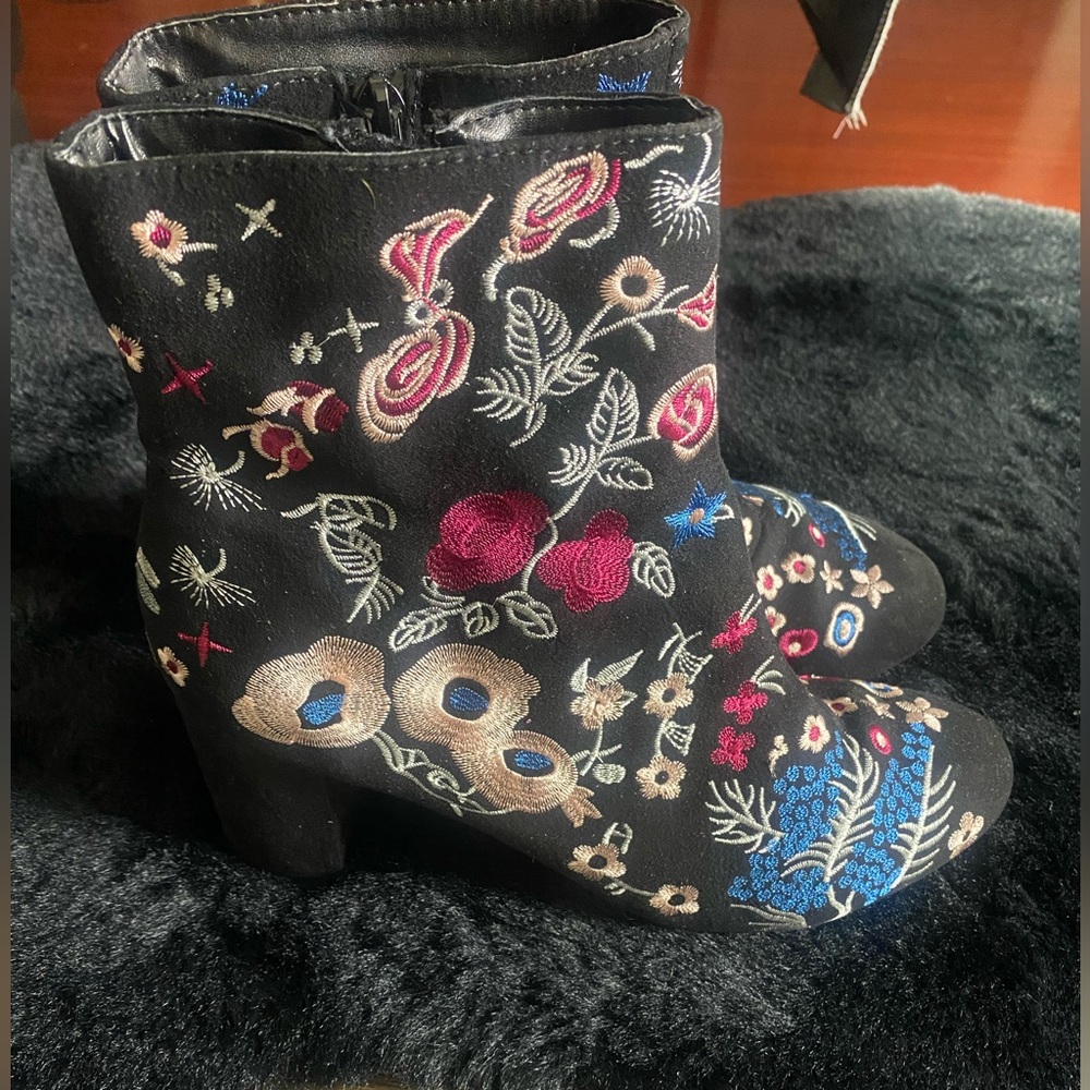 JustFab Black Floral Embroidered Heeled Boots Pink Blue Size 10 - Picture 3 of 6